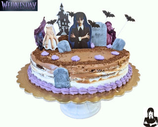 Torta a tema Mercoledì Addams decorata con personaggi gotici, pipistrelli e lapidi, ideale per feste di Halloween e compleanni scenografici.