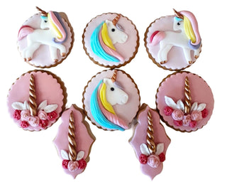 Set di biscotti decorati a tema unicorno per feste di compleanno, realizzati artigianalmente da Berry Cakes a Siracusa. Perfetti per decorazioni a tema bambini, con dettagli in pasta di zucchero colorata e unicorni.